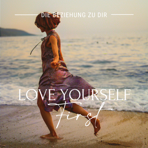 Es tanzt eine Frau am Strand. Text Love Yourself First.