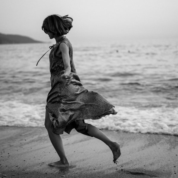 Priska Portmann | Savoir Vivre . Einzigartig Du Frau läuft barfuss am Strand entlang
